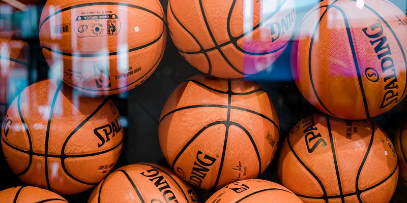 世界杯冠军奖杯大力神杯在灯光下闪耀的特写照片