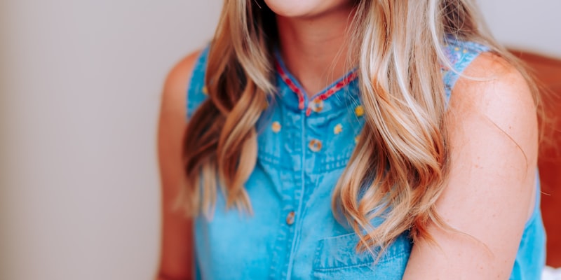 世界杯球星梅西在比赛中带球突破的精彩瞬间